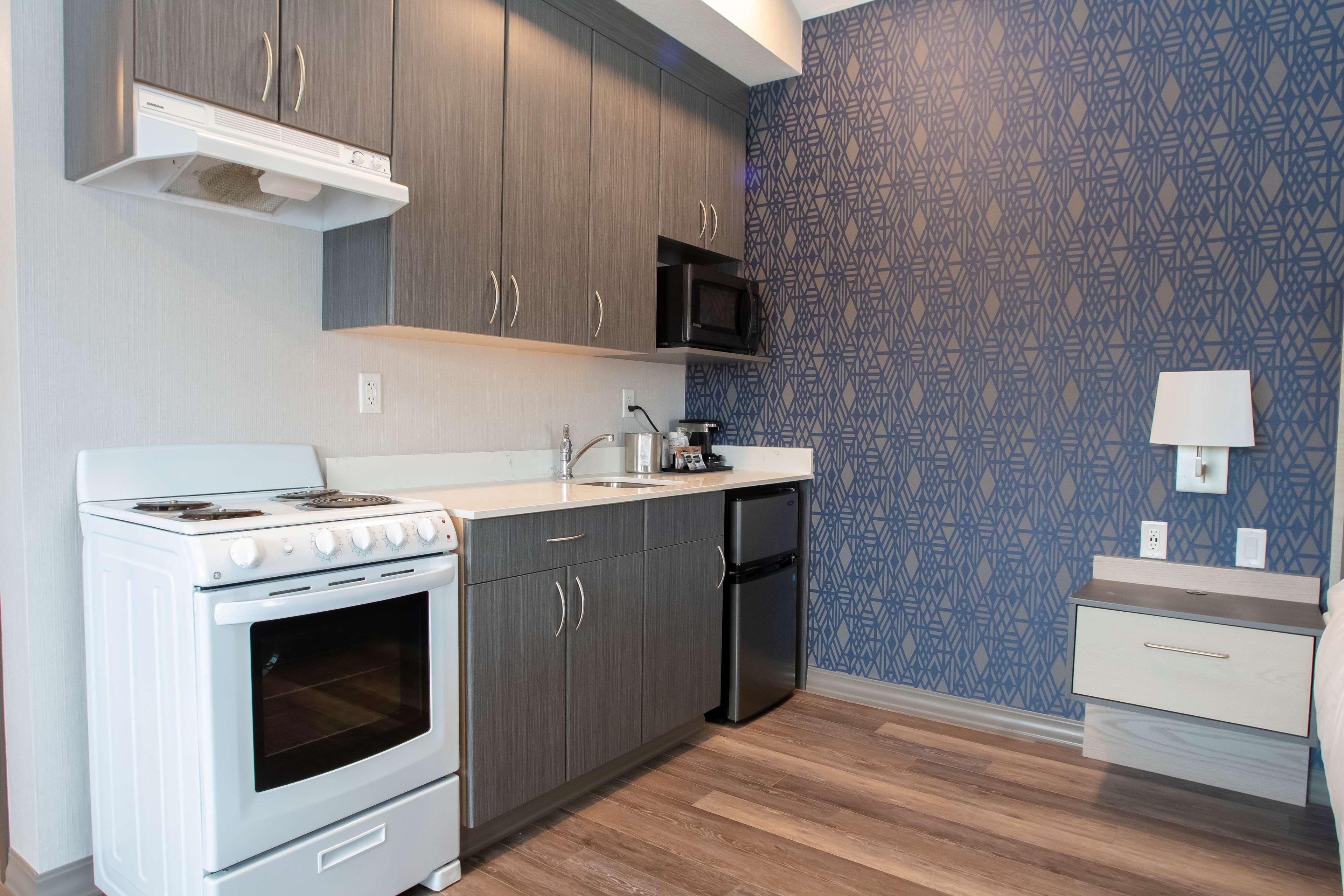 Best Western Inn & Suites Онтэрио Экстерьер фото